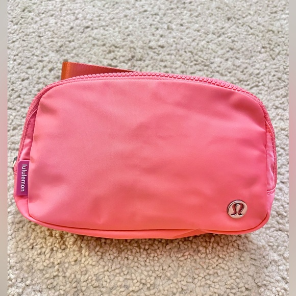 Lululemon Sakura Pink Belt Bag NWT - Picture 3 of 4